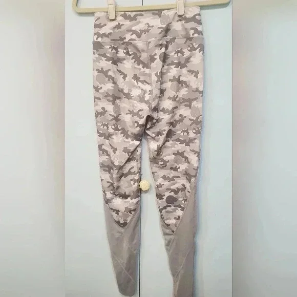 Her Universe Women's Star Wars Leggings sz Medium LIKE NEW grey white camo - Picture 6 of 6